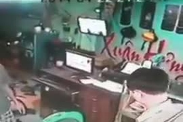 Video ghi lại khoảnh khắc người đàn ông bị điện giật ngay khi vừa cắm sạc điện thoại