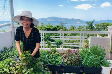 Mê mẩn vườn sân thượng ngắm trọn view biển Nha Trang