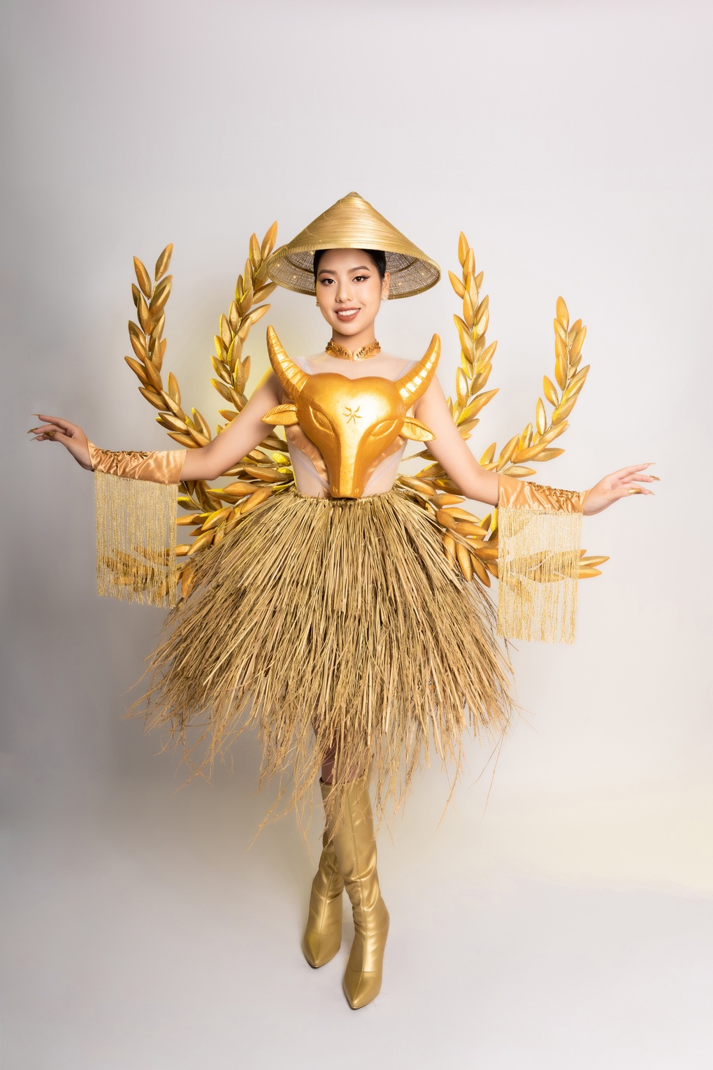 Quốc phục làm từ rơm nữ sinh 16 tuổi mang đến Ấn Độ - 2