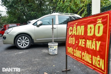 Công viên Nghĩa Đô "hòn ngọc xanh" Hà Nội xuống cấp, vỉa hè thành bãi xe