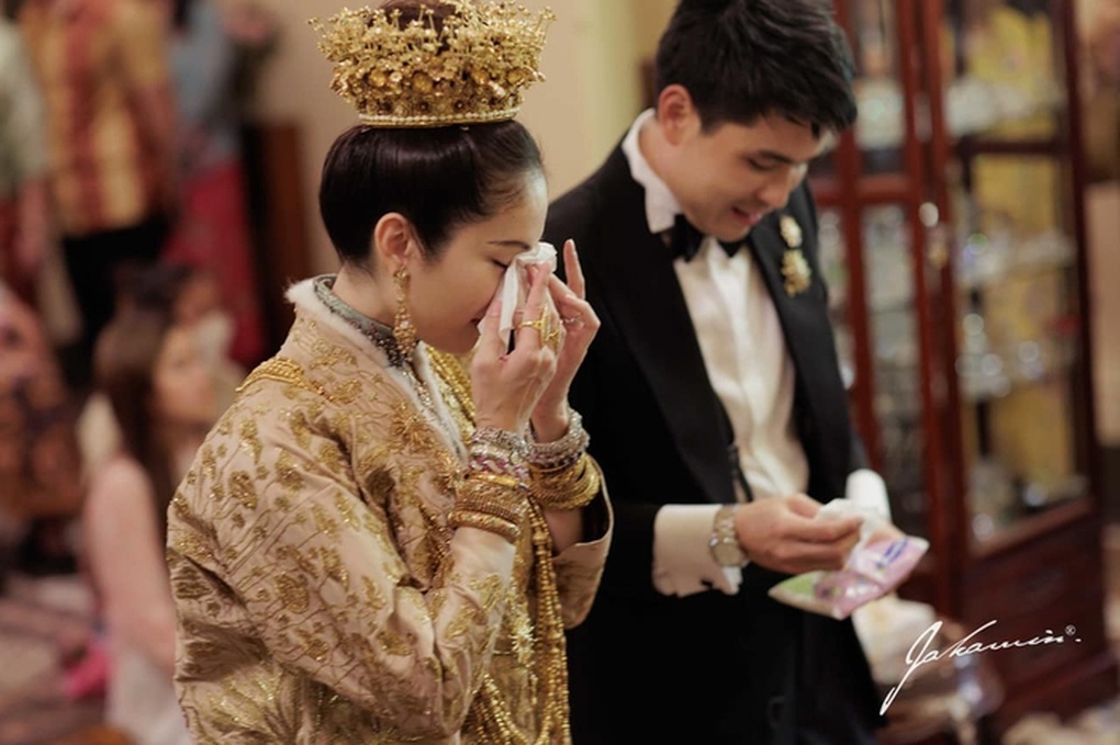 Mỹ nhân chuyển giới Nong Poy nghẹn ngào, đội vương miện vàng trong đám cưới - 6 Mỹ nhân chuyển giới Nong Poy nghẹn ngào, đội vương miện vàng trong đám cưới - 6