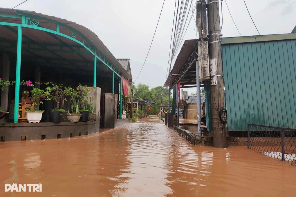 Mưa lũ đang diễn biến phức tạp tại 3 tỉnh, thành miền Trung - 2 Mưa lũ đang diễn biến phức tạp tại 3 tỉnh, thành miền Trung - 2
