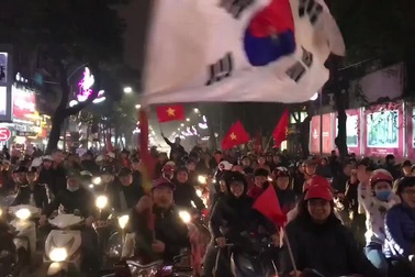 Không khí chiến thắng tại phố Hàng Bài, Hà Nội