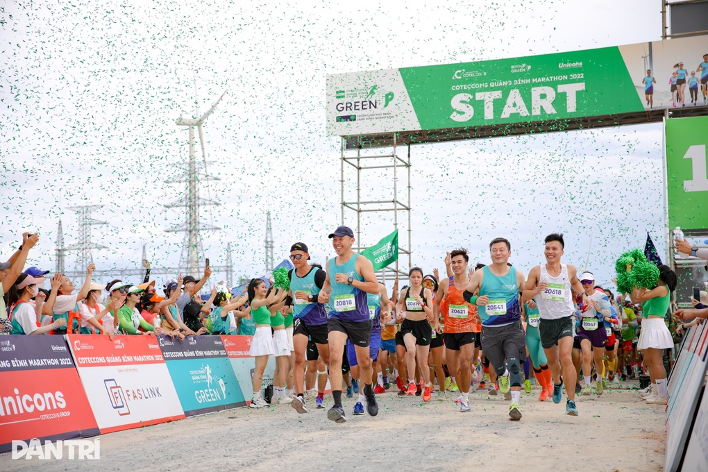 Hơn 2.000 VĐV chạy marathon xuyên cánh đồng điện gió lớn nhất Việt Nam - 1 Hơn 2.000 VĐV chạy marathon xuyên cánh đồng điện gió lớn nhất Việt Nam - 1