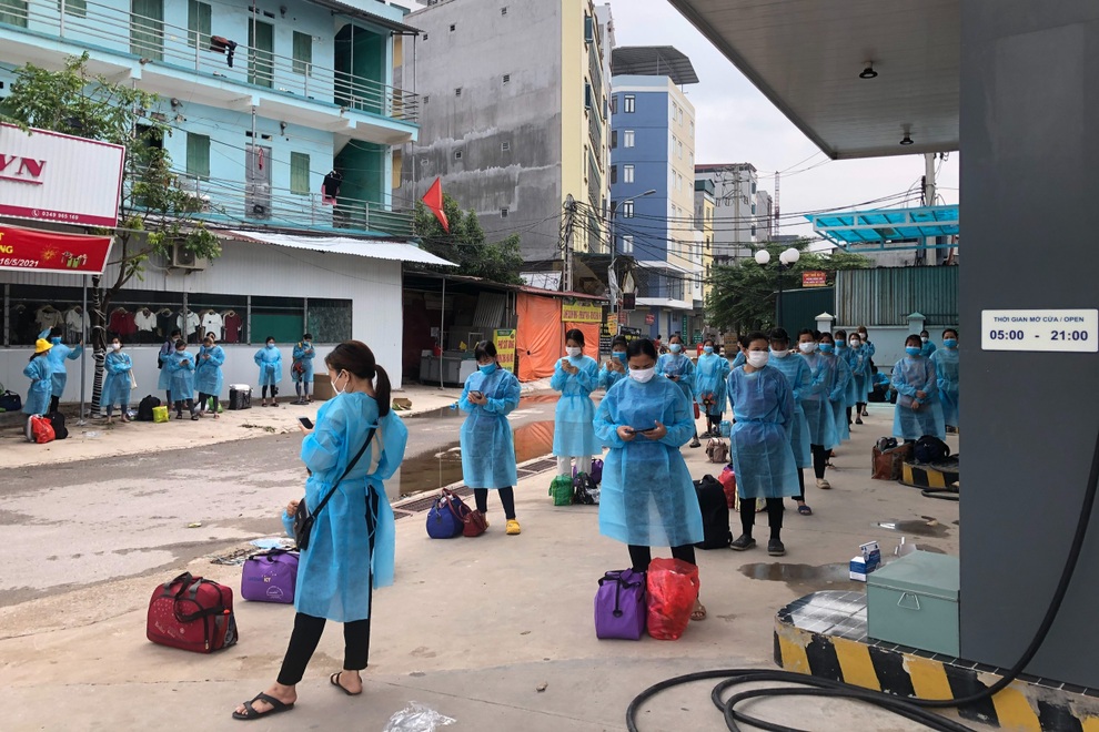 Thêm 1.000 công nhân được đưa ra khỏi tâm dịch Núi Hiểu - 2 Thêm 1.000 công nhân được đưa ra khỏi tâm dịch Núi Hiểu - 2