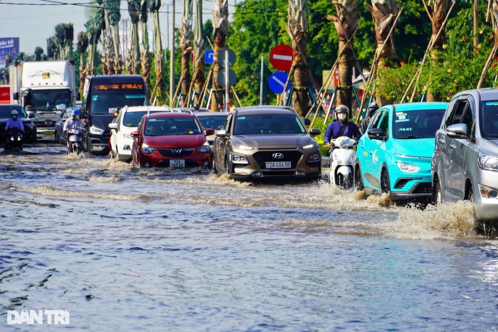 Kẹt xe kéo dài ở cửa ngõ TP Vũng Tàu do đường ngập sâu - 1 Kẹt xe kéo dài ở cửa ngõ TP Vũng Tàu do đường ngập sâu - 1