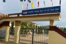 Vụ học sinh ném dép, lăng mạ cô giáo: Tạm đình chỉ hiệu trưởng