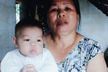 “Mẹ thương cháu thì ẵm về nuôi, không con bán đi”