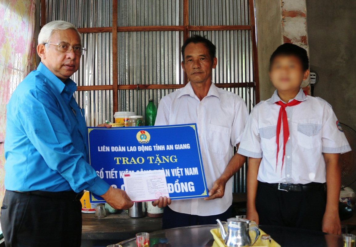 Tặng sổ tiết kiệm cho con đoàn viên Công đoàn mồ côi vì Covid-19 - 1 Tặng sổ tiết kiệm cho con đoàn viên Công đoàn mồ côi vì Covid-19 - 1
