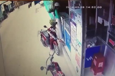 Táo tợn dùng dao khống chế cướp điện thoại