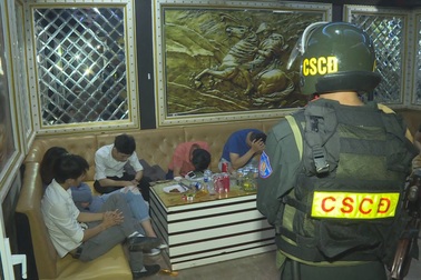 21 nam nữ thanh niên sử dụng ma túy tập thể trong quán karaoke