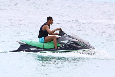 Sao MU thỏa sức bay nhảy cùng cô bồ “siêu vòng 1”