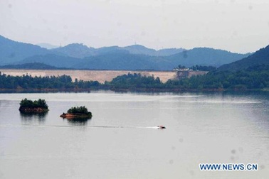 Trực thăng cảnh sát Trung Quốc rơi xuống hồ, 4 người mất tích