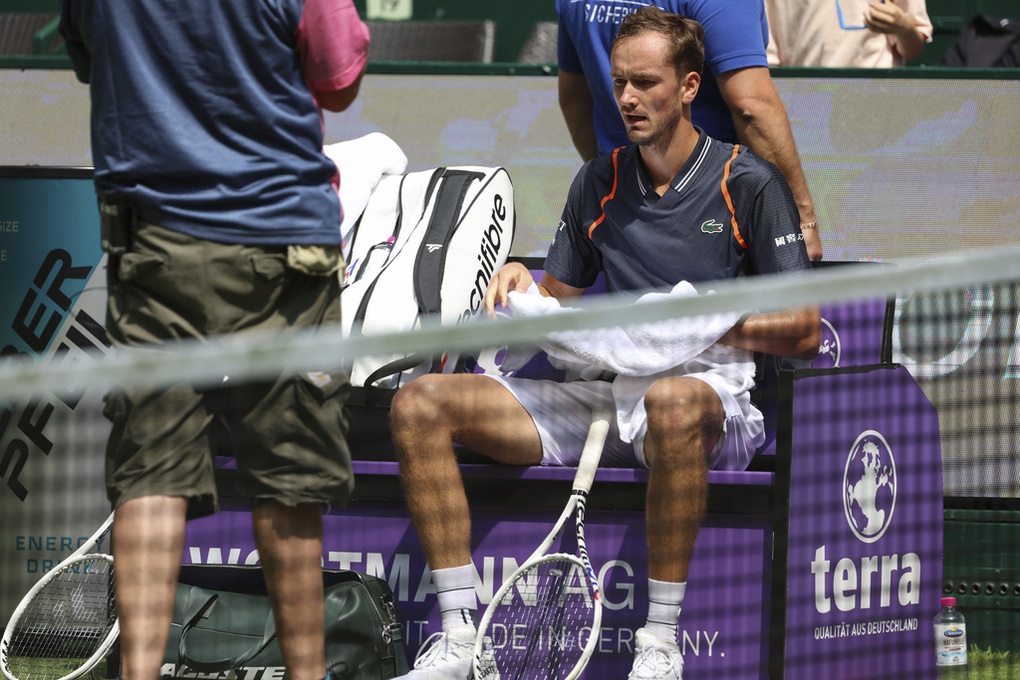 Alcaraz tiến vào bán kết, Medvedev bị loại cay đắng - 2