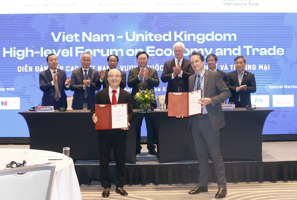 Ký kết thỏa thuận hợp tác EMG Education và Tập đoàn Giáo dục Pearson - 1 Ký kết thỏa thuận hợp tác EMG Education và Tập đoàn Giáo dục Pearson - 1