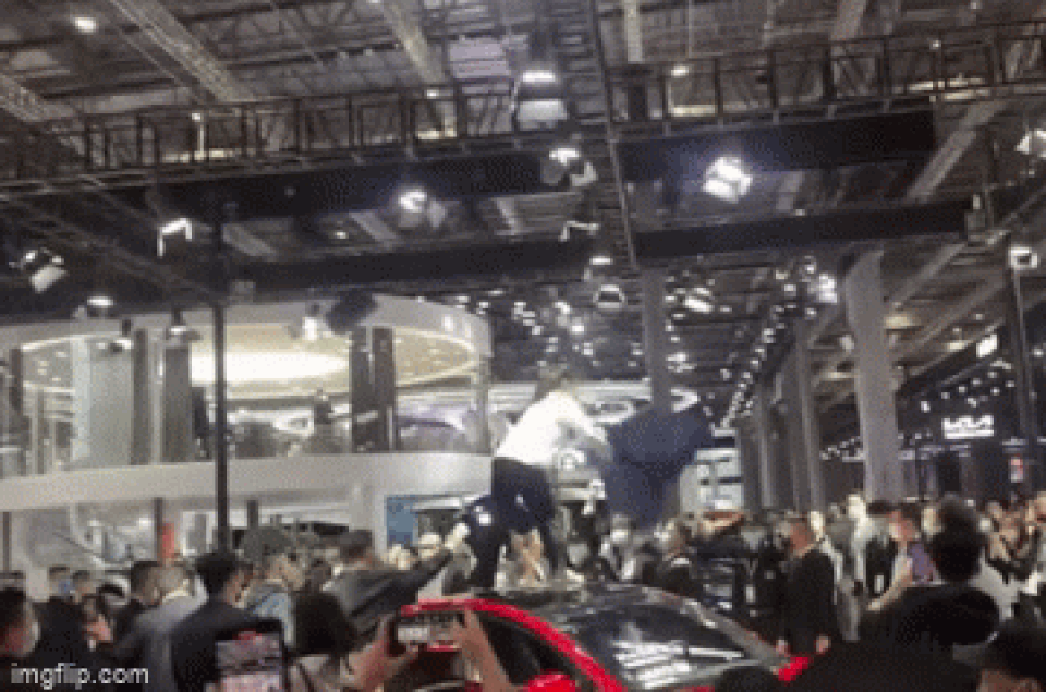 Tố xe Tesla lỗi phanh, khách hàng nữ gây náo loạn Triển lãm ô tô Thượng Hải - 1 Tố xe Tesla lỗi phanh, khách hàng nữ gây náo loạn Triển lãm ô tô Thượng Hải - 1