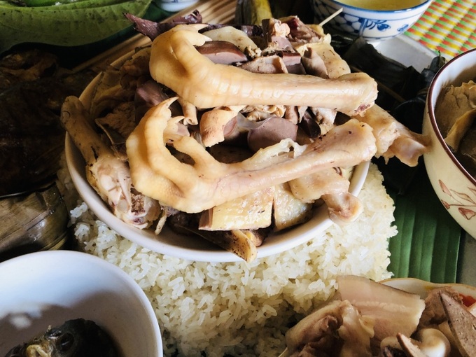 Gà cúng Tết của người Thái cũng phải là gà nuôi thả và đương nhiên sẽ phải là gà trống, thịt chắc, thơm ngon. Đĩa thịt gà sẽ được đặt trên xôi lót ngọn lá chuối xanh. Đây là phong tục lâu đời của người Thái nên dù đã đầy đủ nhưng xôi sẽ không bỏ vào đĩa.