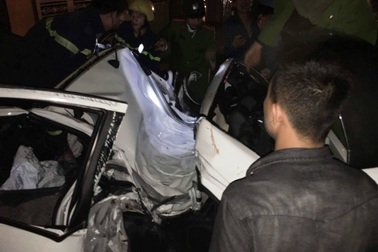 Dùng kìm cộng lực giải cứu 2 người mắc kẹt trong ô tô