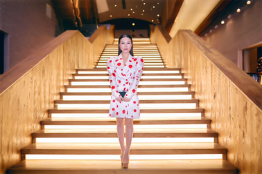 Hoa khôi Doanh nhân Lan Phương thanh lịch đi xem thời trang