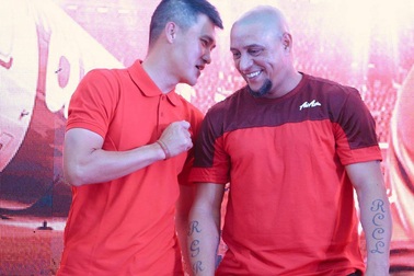 Công Vinh thân thiện bên Roberto Carlos