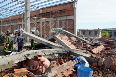 Hiện trường vụ sập tường khiến 5 người tử vong