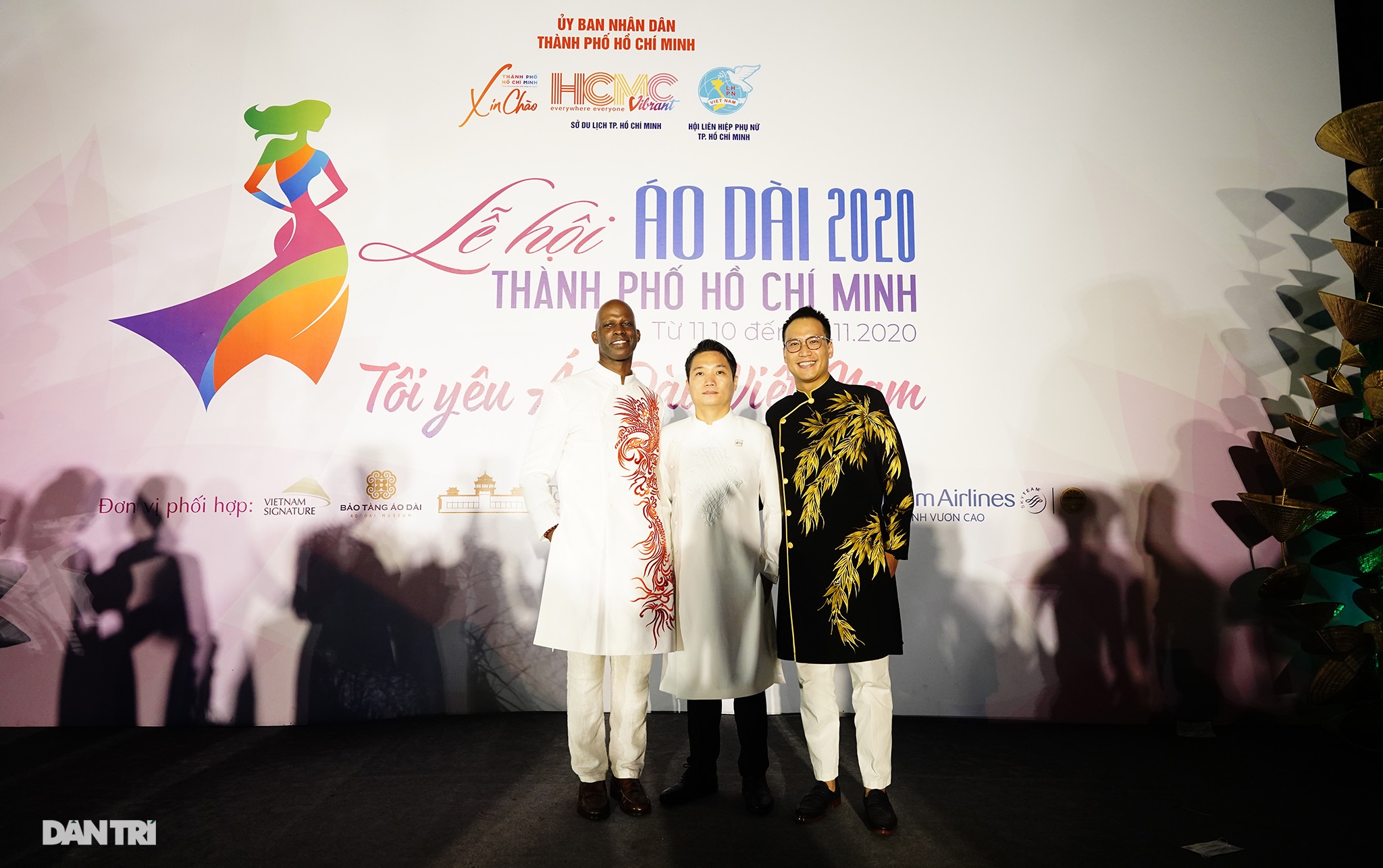 Khác lạ hình ảnh phố đi bộ, chợ Bến Thành, Thủ Thiêm… trên tà áo dài - 1