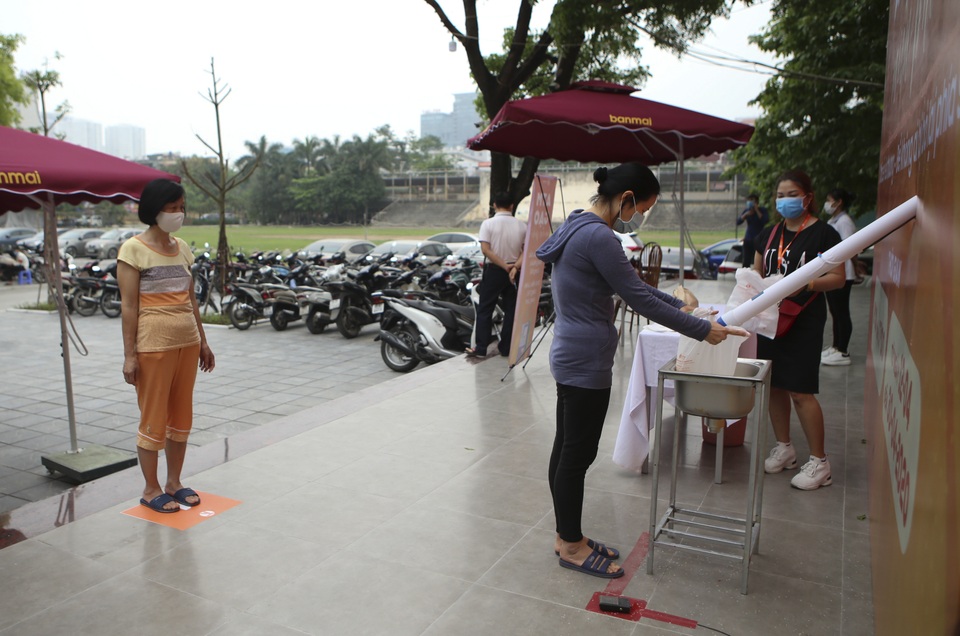 Người dân Hà Nội ùn ùn chở gạo tới góp sức ATM gạo - 7 Người dân Hà Nội ùn ùn chở gạo tới góp sức ATM gạo - 7
