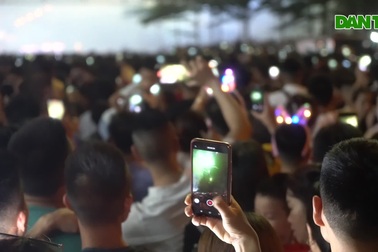 Biển người chen chúc xem bắn pháo hoa tại thành phố Sầm Sơn