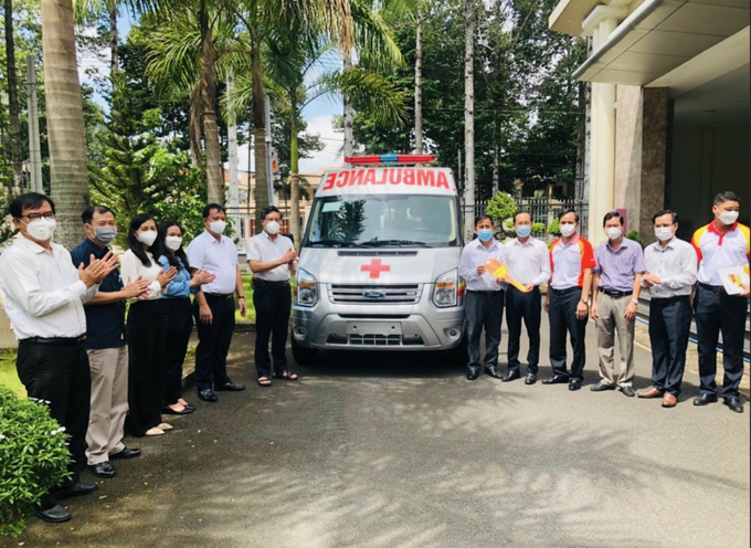 Ủy ban MTTQVN huyện Long Thành bàn giao xe cứu thương từ tập đoàn SOVICO và ngân hàng HD BANK tài trợ cho Phòng và Trung tâm Y tế huyện Long Thành.