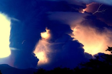 Núi lửa Chile biến bầu trời thành đen kịt