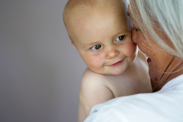 Bà ngoại bị cấm gặp cháu vì "chê" cháu "mập mạp"