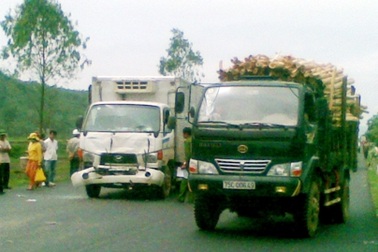 Tai nạn xe hơi liên hoàn, quốc lộ 1A kẹt nhiều giờ
