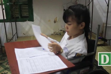 Nghị lực phi thường của thí sinh ngồi xe lăn thi THPT quốc gia