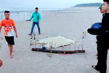 Thi thể không đầu trôi vào bờ biển là nữ giới