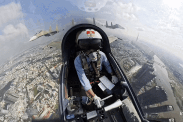 Mãn nhãn màn "xoay compa" 360 độ thả 48 quả đạn nhiễu của phi công SU-30MK2