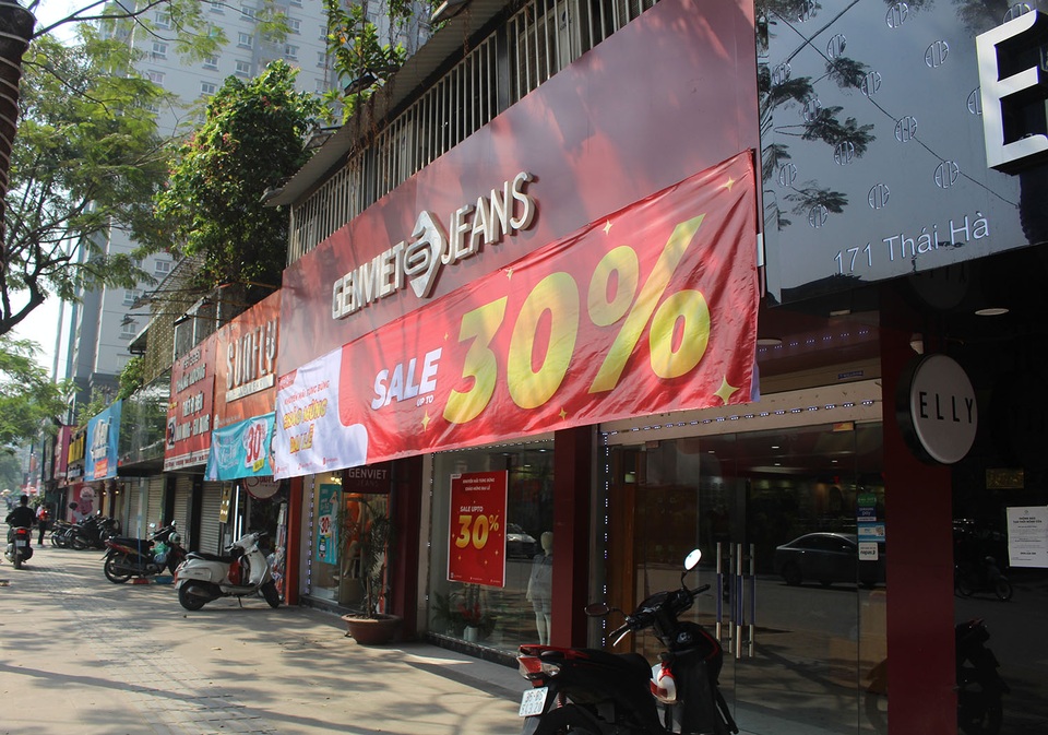 Phố thời trang chạy đua khuyến mại, giảm giá kéo khách trở lại sau cách ly - 3 Phố thời trang chạy đua khuyến mại, giảm giá kéo khách trở lại sau cách ly - 3