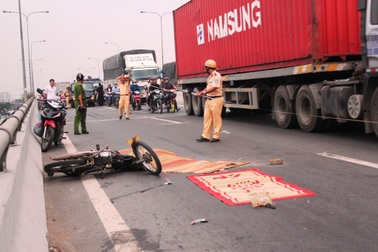 Xe đầu kéo cán tử vong một người trên cầu vượt An Sương