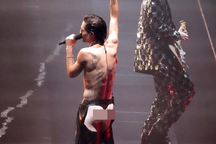 Nam ca sĩ gây sốc khi để lộ "vòng ba" trên sân khấu lễ trao giải VMA