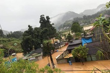 Mưa lớn, lũ sông Hồng dâng cao gây ngập nhiều nơi ở Lào Cai