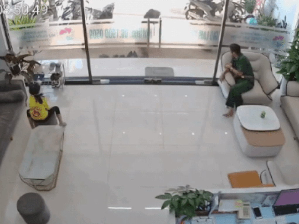 Bánh xe tải bất ngờ đi lạc vào phòng khám nha khoa ở Đắk Nông - 2 Bánh xe tải bất ngờ đi lạc vào phòng khám nha khoa ở Đắk Nông - 2