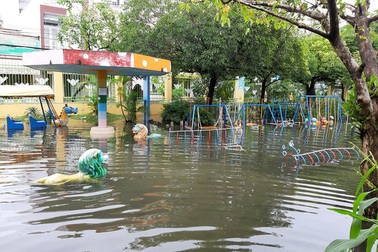 Một số trường ở TPHCM ngập trong nước