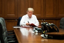 Ông Trump miễn cưỡng nhập viện chữa Covid-19 vào phút chót