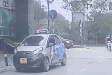 Người đàn ông đang đi xe máy bị hất ngã nhào vì một lý do "trời ơi"