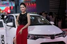 Ô tô nội đồng loạt giảm mạnh, xe nhập gặp khó: Tết này xế hộp giá rẻ