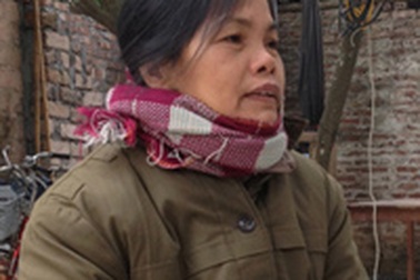 Đóng điện cho người đàn bà góa bị cắt điện trong Tết