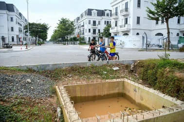 Ẩn họa từ những hố móng đầy nước trong Khu đô thị Dương Nội
