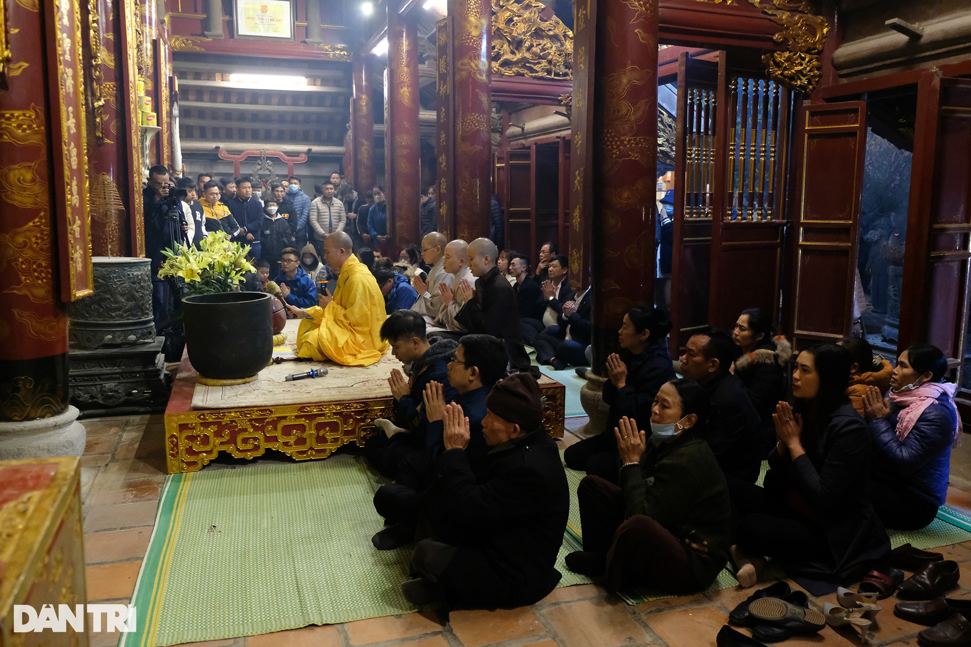 Người dân nô nức đi xin lộc, cầu may tại đền thờ Thánh Gióng đêm giao thừa - 6 Người dân nô nức đi xin lộc, cầu may tại đền thờ Thánh Gióng đêm giao thừa - 6