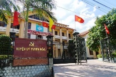 Cách chức cán bộ Huyện ủy không có bằng cấp 3