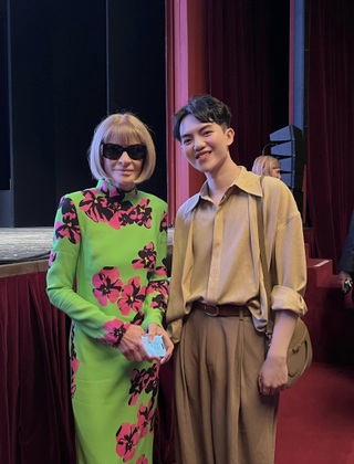 Nhà thiết kế Việt Gen Z gây sốt khi tái ngộ "bà đầm thép" Anna Wintour - 1