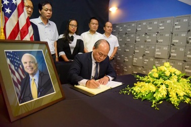 Người Việt ghi sổ tang chia buồn Thượng nghị sĩ McCain qua đời